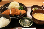 とんかつ店のごはん、みそ汁、キャベツおかわり無料文化