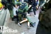 香港：12歳少女を警察が複数で羽交い絞めに…中国支配の影響色濃く？[海外の反応]