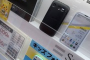 バルミューダご自慢のスマホ､モックが店に置かれ始める