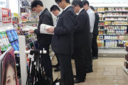 【日本の日常】コンビニでサラリーマンがマンガを立ち読みする光景が海外で話題に←海外でも普通じゃないのかこれｗｗｗ