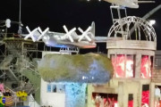 ブラジルのカーニバルに原爆をモチーフにした山車が登場…謹慎だと問題に！