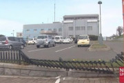 84歳夫の免許返納に付き添った80歳妻が警察署駐車場で事故。フェンス突き抜け歩道へ