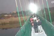 海外「インドの吊り橋が崩壊。141人以上が死亡。ヒンドゥー教の新年の祭り」