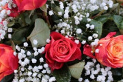 OLやってた頃、クリスマスの少し前に職場に送り主不明の大きなバラとカスミソウの花束が届いた