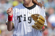 【阪神】フィギュア・坂本花織さん、黄金グラブで始球式の一問一答「世界選手権とかオリンピックと同じぐらい緊張しました」