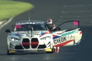 【GT4】トラブルにより勝利を逃すもマシンを押してフィニッシュした織戸学選手が話題に。