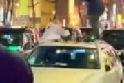 【動画】  歌舞伎町でヤクザの車の上で暴れた結果・・ ⇒ エグい結末