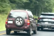 【動画】煽り運転をしていたエスクード乗り、無理な追い越しで盛大に事故ってしまう。