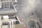【動画】 東京・港区新橋3丁目 烏森通りのビルが爆発 「2階がいきなり爆発」「轟音とともにビルが大揺れ」 火災発生、路上にガラスなど散乱し騒然