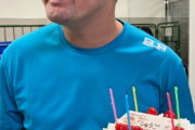 本日誕生日のDeNA牧選手、チームメートからサプライズケーキを貰う！