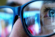 【悲報】「ブルーライトカットのめがね、目の負担軽減の助けにならない」　国際研究で完全に結論