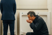 駅のトイレで用を足していた男性の尿を飲む･･･建造物侵入の疑いで５７歳男逮捕