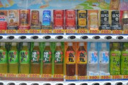 取引先担当「自販機で飲み物買っていい？」ピッ「お釣りあげるよ！小銭いらないし！」下請俺「いえいえ！お気遣いなく」ジャラッ←40円