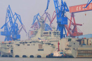 中国初の強襲揚陸艦「075型」が試験航海を開始、米軍ワスプ級に匹敵…2021年にも就役！