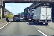 【動画】命が終わったかも。渋滞の最後尾にほぼノーブレーキの箱車が突っ込む事故。
