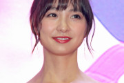 篠田麻里子、37歳の美ボディがビキニで輝く！プールサイドでのリラックスショット公開
