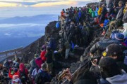「あまりに無謀で迷惑」富士山にピクニック並の軽装、寒さしのぎに山荘へ無断侵入、大量のゴミ…世界遺産取り消し懸念の声も