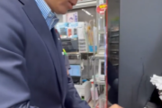 小泉進次郎さん、セルフコーヒーでコーヒーを買ってプラスチックの蓋までつけてしまい炎上