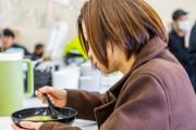 【呆然】家系ラーメン女客「味薄め油少なめ麺柔らかめで」店員「ライスつけますか」女客「いらないです」→結果・・・