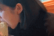 【GIF】女さん、空腹のあまりとんでもないラーメンの食い方をする