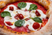 【画像】ピザってアメリカンよりイタリアンの方が美味いよな…