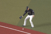 山崎福也、ファールラインに転がった打球にグラブで風を送るｗｗｗｗ