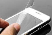 【悲報】有識者「スマホに保護フィルム貼ってる奴、全員バカです。意味ないよ」