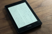 職場での休憩中にスタッフがKindleいじってた。学生バイト2人組「何あれ昭和のスマホ？」