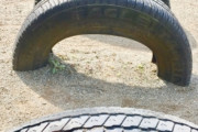 学校｢でかいタイヤを地面に半分埋めてやったぞ！さあ、存分に遊べい！｣