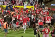 ◆悲報◆アスレチック・ビルバオのお客さん、ソシエダ戦試合終了とともに優勝したみたいにピッチ乱入?