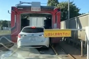 【動画】洗車機の回転ブラシにビビってバックしてくるカローラｗｗｗｗｗｗ