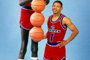 【画像】NBA史上最高身長の選手wwwwwwww