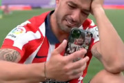 ◆悲報◆アトレチコ優勝の瞬間スマフォ見ながら号泣してしまうルイス・スアレス…直後のインタビューでバルサへの恨み節吐いてて草