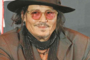 ジョニー・デップが8年半ぶりに来日！　約80分遅れて登場も余裕の笑顔で個展開催をPR　日本は「感性豊かな、アーティストを大事にする場所」