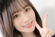 小倉唯さん、ミニスカートをふわっと広げる