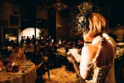 新郎が泥酔状態のお披露目パーティ…高砂で倒れて嘔吐、スライドシに知らない女と抱き合ってる写真が流れる修羅場