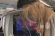 【動画】飛行機で前の席の女性さんが髪を垂らしてくるｗｗｗｗｗｗｗｗｗ