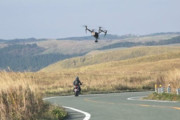 Hondaが「バイク射出型ドローン」の特許を取得　ドローンがバイクを空撮・先導する未来が来る？