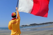 【画像】海水浴場で使う聴覚障害者にわかりやすい「津波フラッグ」をご覧ください