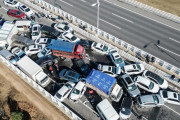 中国・河南省　まるで将棋崩し。高速道路で200台衝突 [12/29]