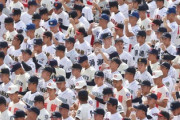 【悲報】甲子園の開会式で体調不良の花巻東・金野が入院　無駄な開会式で選手を一人潰した模様