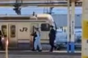 【動画】 横須賀線・大船駅で人身事故 「目の前で」「飛び降り」「ブルーシートを目隠しと・・」 電車遅延で騒然