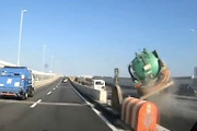 【東京】これはひどい。急な車線変更をしたワンボックスが原因で大型車が横転してしまう事故。