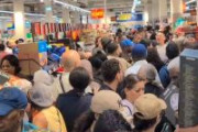 おフランス、エアコン販売を巡って数百人が殺到し奪い合いwwwwwwwwwwwwwwww