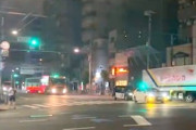 【動画】いつか事故りそうな電車の陸送が墨田区で撮影される。