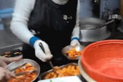 韓国ユーチューバーさん、伯母が営む食堂で生配信 → 客が残したキムチを再利用する様子がバッチリ映ってしまい大炎上