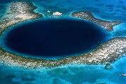 海のブルーホールって穴、怖すぎて夜も眠れない