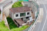 中国の道路に囲まれた一軒家の住人、騒音に耐えきれず引っ越していた