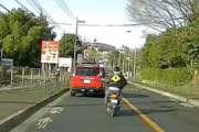痛てぇｗｗｗ車間距離不保持の原付き兄ちゃん、車に突っ込んでしまう。