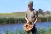 【動画】対戦車地雷を小川に投げ込んで魚を捕ろうとするウクライナ。